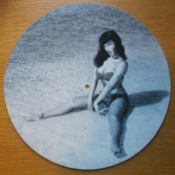 Bettie Page/BEACH SLIPMAT